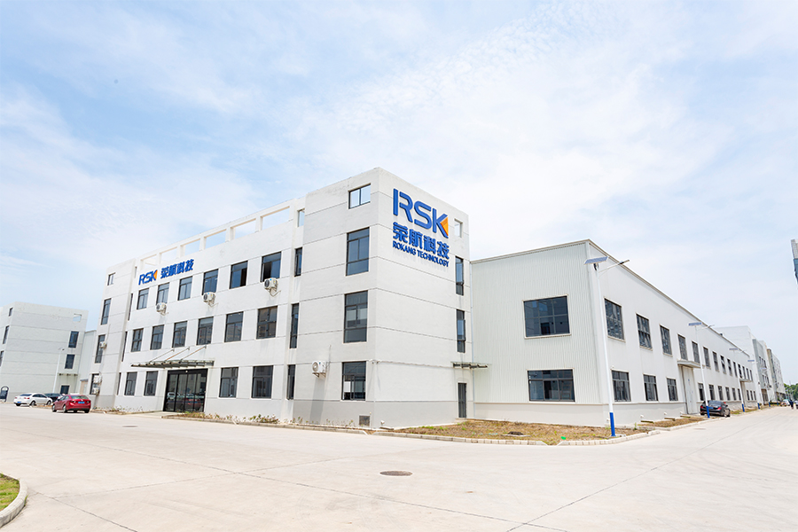 Компания снаружи